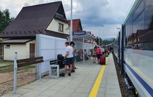 Zakopane, stacja tymczasowa, podróżni są na peronie, obok stoi pociąg, fot. Paulina Antosiak