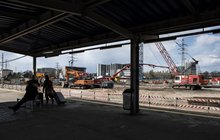Widok na prace na stacji Warszawa Zachodnia i sylwetki podróżnych, fot. Izabela Miernikiewicz
