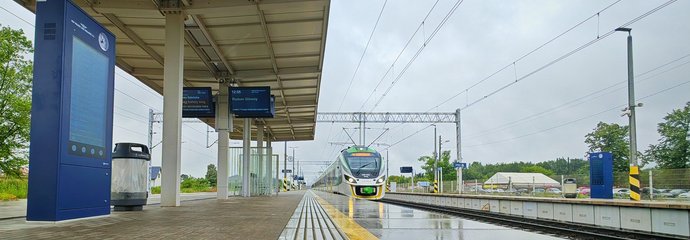 Pociąg przy peronie na stacji Warka Pociąg przy peronie stacji Warka, widać nowy wyświetlacz z informacją o odjazadach pociagów, fot. L.Lisowski (2)