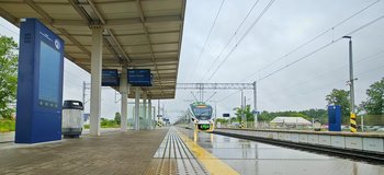 Pociąg przy peronie na stacji Warka Pociąg przy peronie stacji Warka, widać nowy wyświetlacz z informacją o odjazadach pociagów, fot. L.Lisowski (2)