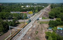 Pociąg towarowy przejeżdża nowym torem na odcinku Zabrze Biskupice – Maciejów Płn, obok układany tor, widok z góry, fot. Szymon Grochowski