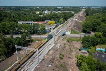 Pociąg towarowy przejeżdża nowym torem na odcinku Zabrze Biskupice – Maciejów Płn, obok układany tor, widok z góry, fot. Szymon Grochowski