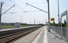 Przystanek Oława Zachodnia z widokiem na duże osiedle Sobieskiego Fot.M.Pabiańska 06.25r.