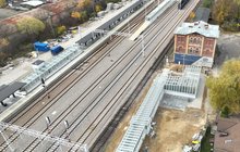 Stacja Olkusz z nowymi torami, peronami i przejściem podziemnym, jest też pociąg towarowy, fot. Krzysztof Dzidek (3)