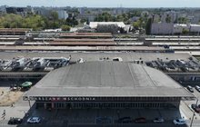 Widok z góry na budynek dworca i stację Warszawa Wschodnia, widać tory, perony i pociągi, fot. P.Mieszkowski, A.Lewandowski (2)