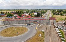 Mielec - widać konstrukcję nowego wiaduktu, pracują ludzie i maszyny, fot. Krzysztof Dzidek (1)