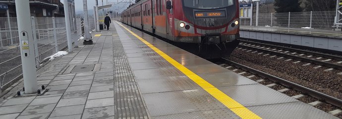 Nowe perony w st. Ptaszkowa, oczekujący podróżny na pociąg, fot. Elżbieta Klimek