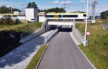 Pociąg przejeżdża nowym wiaduktem nad drogą w sąsiedztwie przystanku Kokotów, fot. Piotr Hamarnik