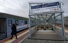 Stacja Warszawa Gdańska, wejście do przejścia podziemnego, widać pociąg PKP Intercity, w tle nową kładkę, Autor: Karol Jakubowski