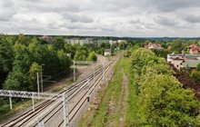 Linia kolejowa 142 w Katowicach Kostuchnie, widok z lotu ptaka na tory i sieć trakcyjną, fot. Adam Roik