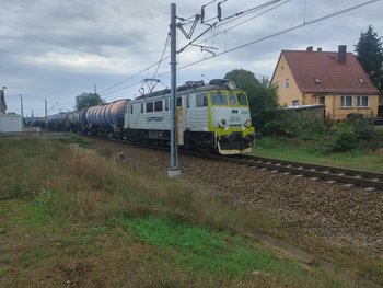 Pociąg jadący po torze w miejscu nowego przystanku Rzepin MIasto, słup sieci trakcyjnej, w tle budynek_fot.Radek Śledziński
