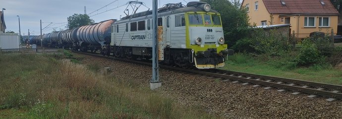 Pociąg jadący po torze w miejscu nowego przystanku Rzepin MIasto, słup sieci trakcyjnej, w tle budynek_fot.Radek Śledziński