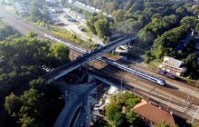 Pociąg przejeżdża wiaduktem nad ul. Prądnicką, fot. Piotr Hamarnik