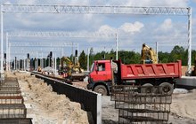 Stacja Łódź Kaliska, budowa nowych peronów z wiatami i nowych torów, maszyny i robotnicy. fot. Rafał Wilgusiak PLK
