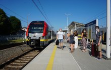 Stacja Zduńska Wola, pociąg, podróżni na nowym peronie, Fot. Anna Hampel