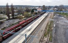 Widok z lotu ptaka na nowy peron w Ostrowcu Świętokrzyskim, w tle pociąg towarowy, fot. Piotr Hamarnik (3)