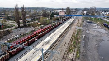 Widok z lotu ptaka na nowy peron w Ostrowcu Świętokrzyskim, w tle pociąg towarowy, fot. Piotr Hamarnik (3)