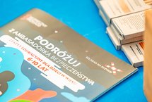 Zbliżenie na kampanijny zeszyt edukacyjny leżący na stoliku