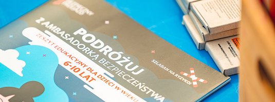 Zbliżenie na kampanijny zeszyt edukacyjny leżący na stoliku