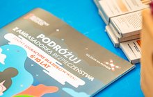 Zbliżenie na kampanijny zeszyt edukacyjny leżący na stoliku