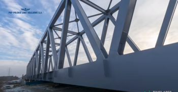 Kadr z filmu Ostrołęka - Chorzele: Nasuwanie nowego mostu kolejowego nad Narwią