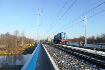 117-tonowe lokomotywy sprawdzają nowy most na jednym z torów szlaku Pilichowice – Olszamowice, na Centralnej Magistrali Kolejowej. 