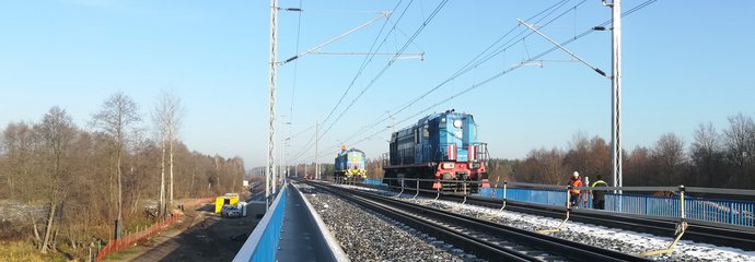 117-tonowe lokomotywy sprawdzają nowy most na jednym z torów szlaku Pilichowice – Olszamowice, na Centralnej Magistrali Kolejowej. 