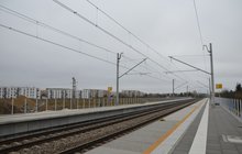 Perony przystanku Oława Zachodnia z dużym osiedlem Sobieskiego w tle. Fot. M. Pabiańska 11.24
