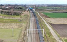 Widok z góry na pociąg towarowy na szlaku Pszczółki - Pruszcz Gdański. fot. Szymon Danielek PLK