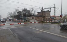 Zamknięte rogatki przejazdu na Starołece, w tle pociąg i samochody_fot.Radek Śledziński