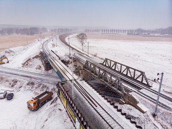 Widok z góry na tory kolejowe i tymczasowy objazd w Krzyżu Wielkopolskim na linii Poznań-Szczecin, fot. PLK