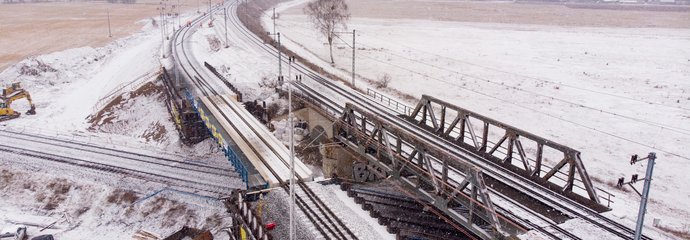 Widok z góry na tory kolejowe i tymczasowy objazd w Krzyżu Wielkopolskim na linii Poznań-Szczecin, fot. PLK