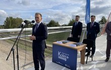 Piotr Majerczak, członek zarządu PKP Polskich Linii Kolejowych SA wypowiada się na briefingu w Lubartowie, fot. Anna Znajewska-Pawluk (1)