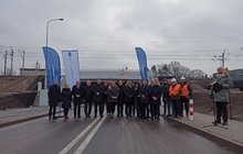 Przedstawiciele PLK, Ministerstwa Infrastruktury oraz miasta stoją przy tunelu w Zielonce fot. Martyn Janduła