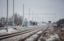 Stacja Siewierz, nowy peron i wiata na peronie, tor, w tle pociąg, fot. Szymon Grochowski