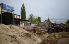 Tablica z nazwą Ostróda. W tle budynek dworca i roboty przy budowie tunelu_fot. Andrzej Puzewicz