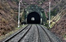Tory prowadzące do tunelu w Trzcińsku fot. Witold Szczotka