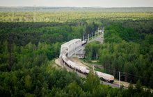 Wiadukt kolejowy nad ul. Stacyjną w Sosnowcu, na obiekcie pociąg, widok z góry, fot. Przemysław Kubiak