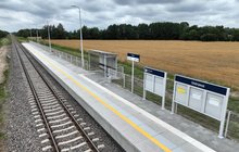 Widok z góry na peron w Ustrzeszu, widać tory, gabloty informacyjne, wiatę, fot. P. Mieszkowski, A.Lewandowski