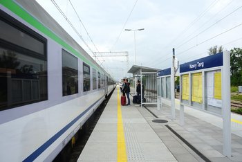 Nowy peron na stacji Nowy Targ - podróżni oczekują na pociąg, który wjeżdża na stację, fot. Błażej Mstowski
