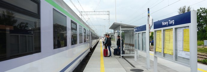 Nowy peron na stacji Nowy Targ - podróżni oczekują na pociąg, który wjeżdża na stację, fot. Błażej Mstowski