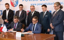 Podpisanie umowy na budowę kładki nad torami w Lubartowie - przedstawiciele PLK SA, samorządu i ministerstw fot. Krzysztof Dudziński