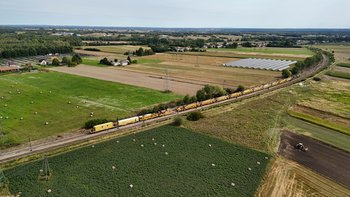 Rewitalizacja toru z wykorzystaniem oczyszczarki na odcinku Grybów - Staszów, widok z lotu ptaka, fot. Piotr Hamarnik (1)