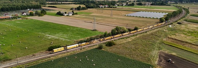 Rewitalizacja toru z wykorzystaniem oczyszczarki na odcinku Grybów - Staszów, widok z lotu ptaka, fot. Piotr Hamarnik (1)