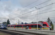 Stacja Łask, pociągi przy nowym peronie, podróżni. Fot. Rafał Wilgusiak