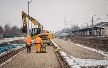 Stacja Zawiercie, pracownicy i maszyny przy nowym torze, po prawej stronie pociąg przy obecnym peronie, fot. Szymon Grochowski