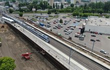 Widok z góry na dwa budowane perony Warszawa Targówek i przejeżdżający pociąg fot. Martyn Janduła