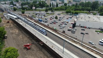 Widok z góry na dwa budowane perony Warszawa Targówek i przejeżdżający pociąg fot. Martyn Janduła