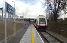 Pociąg i podróżni na peronie przystanku Grudziądz Śródmieście. fot. Mirosław Lewandowski PLK