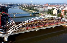 Pociąg przejeżdża przez pierwszy nowy most kolejowy nad Wisłą, widok z lotu ptaka, fot. Piotr Hamarnik